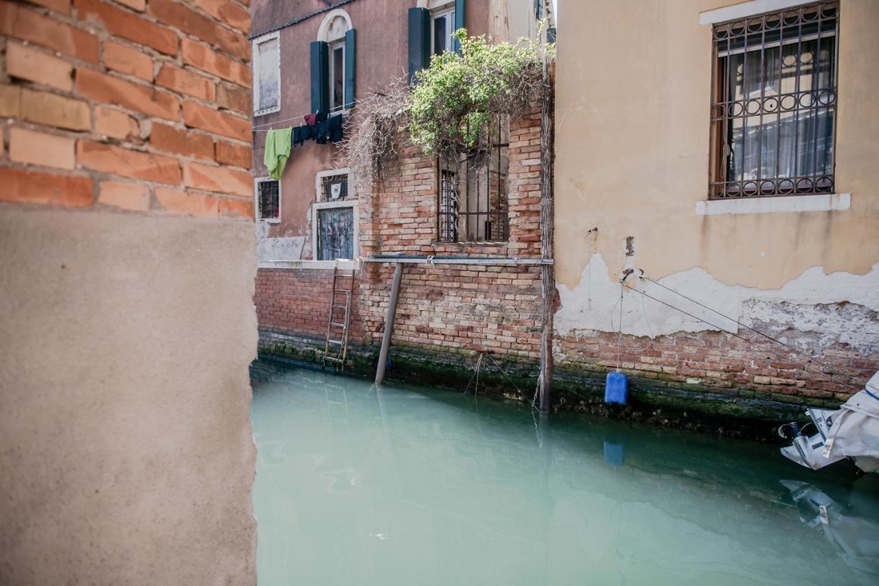 Gondola Rosa, incantevole vista sul canale Venezia Esterno foto